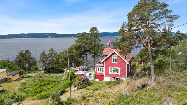 Velkommen til Svestad – en sjarmerende fritidseiendom med idyllisk beliggenhet, vidstrakt sjøutsikt og sol fra morgen til kveld