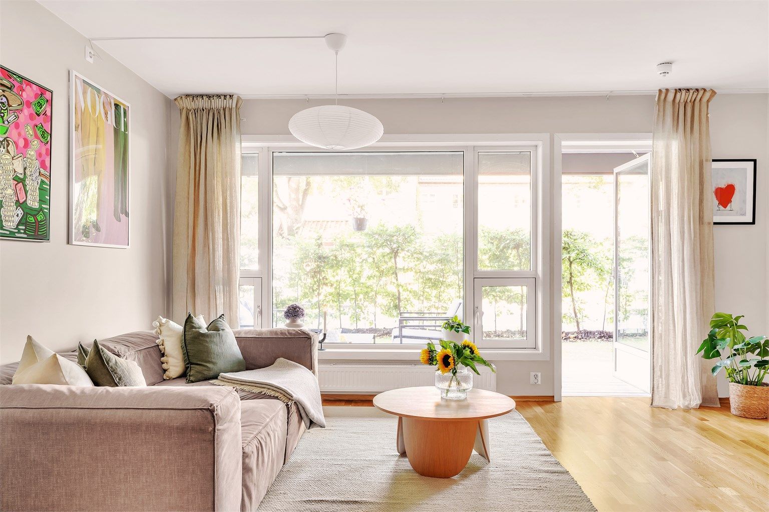 Tiltalende og moderne stue med en lys og luftig romfølelse.