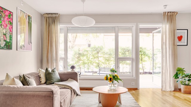 Tiltalende og moderne stue med en lys og luftig romfølelse.