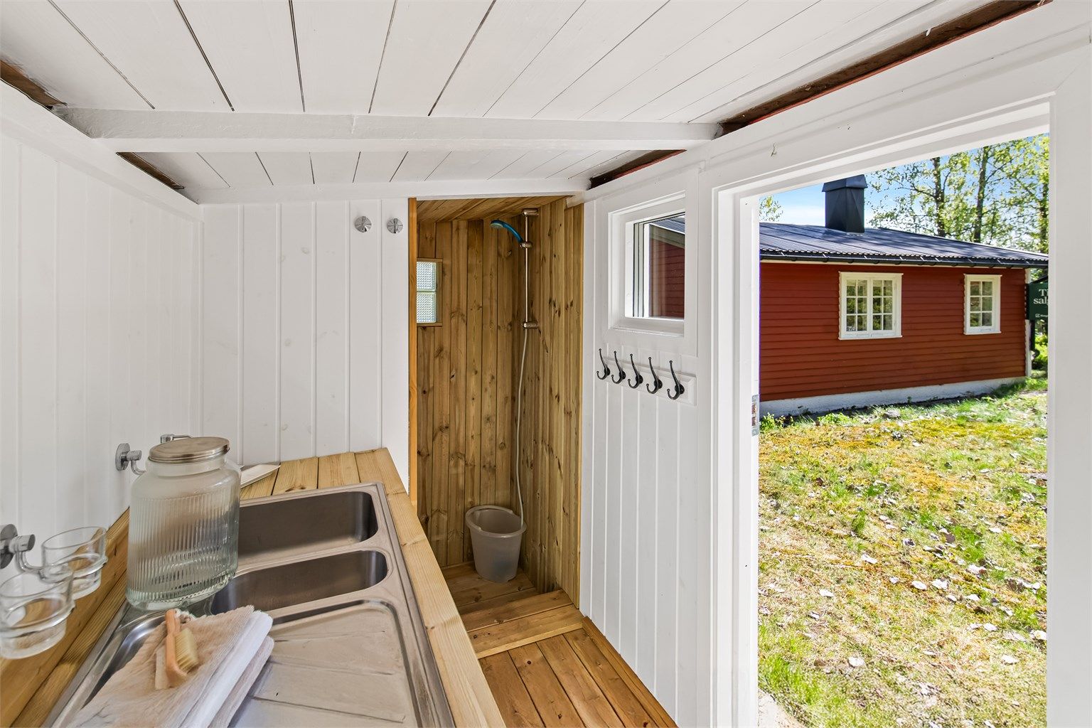 Toalett i form av biotoalett (separasjonstoalett) finnes i eget bygg/uthus på tomten. Her er det også tilrettelagt med dusj - og vaskemulighet. 