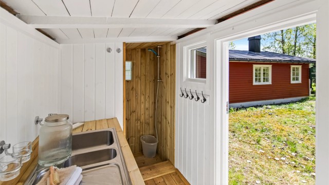 Toalett i form av biotoalett (separasjonstoalett) finnes i eget bygg/uthus på tomten. Her er det også tilrettelagt med dusj - og vaskemulighet.