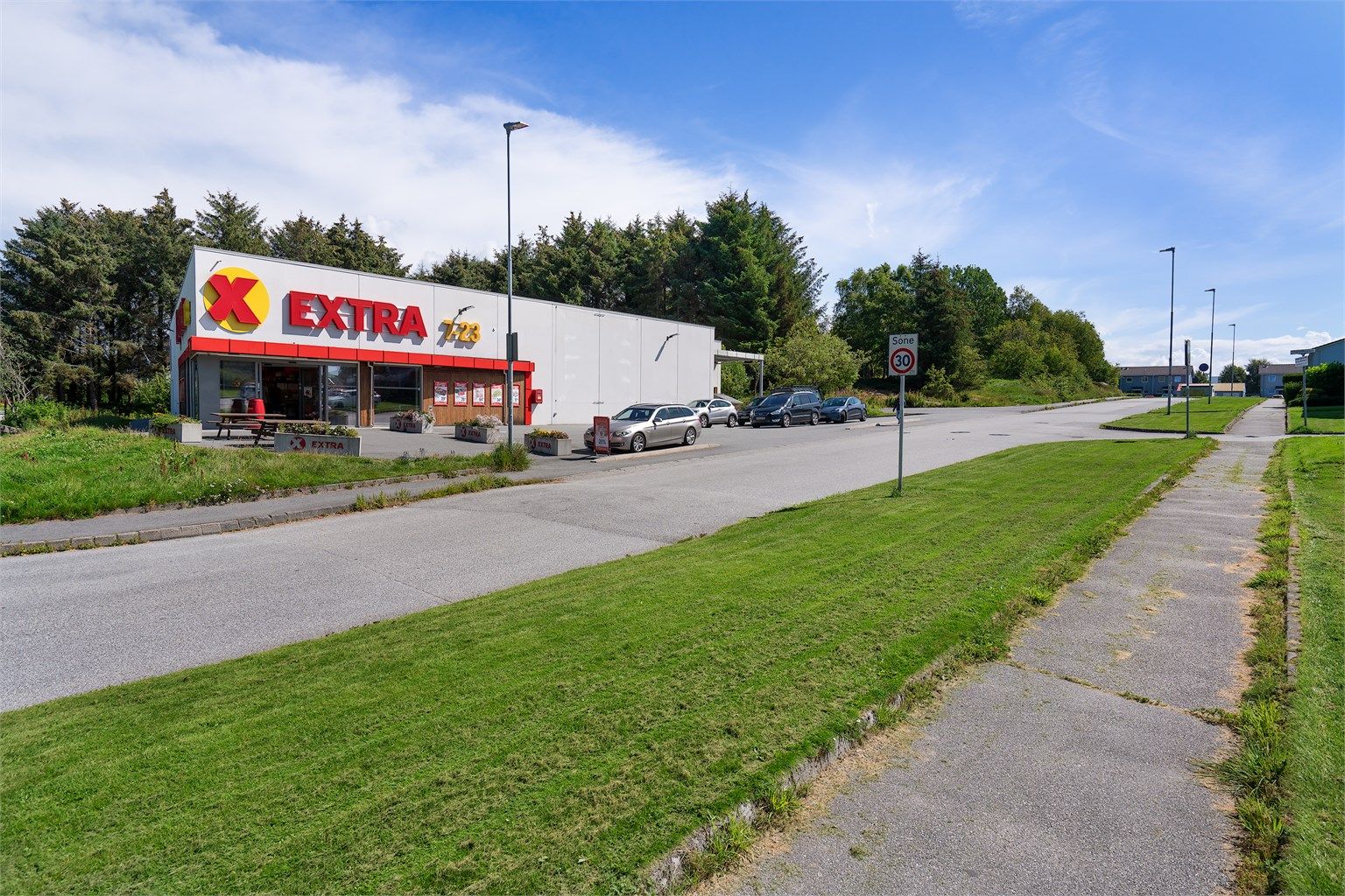 Det er flere dagligvarebutikker i nærheten. 