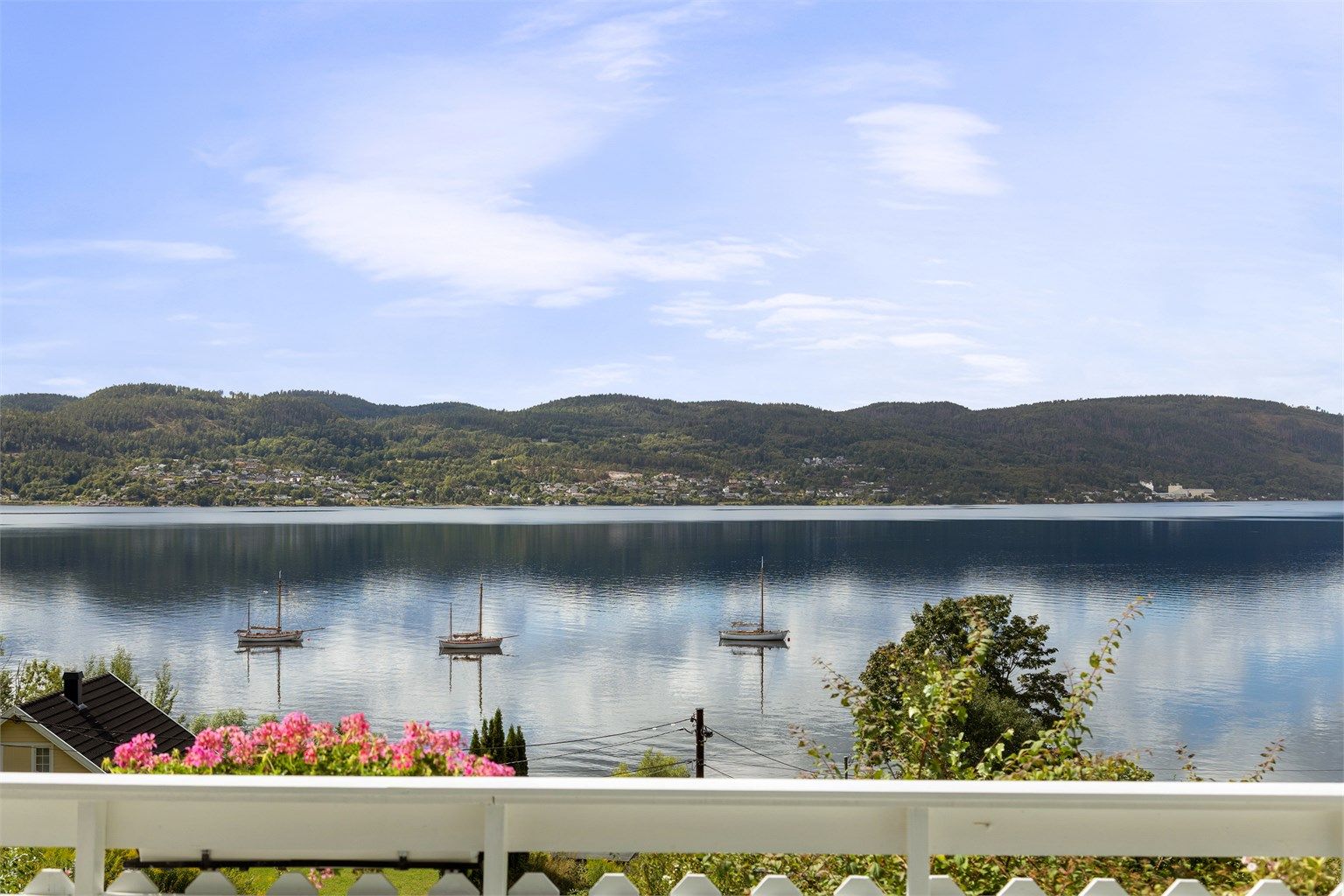 Enebolig over to plan med en fantastisk fjordutsikt og meget gode solforhold. Foto: [Eiendomsfoto AS]