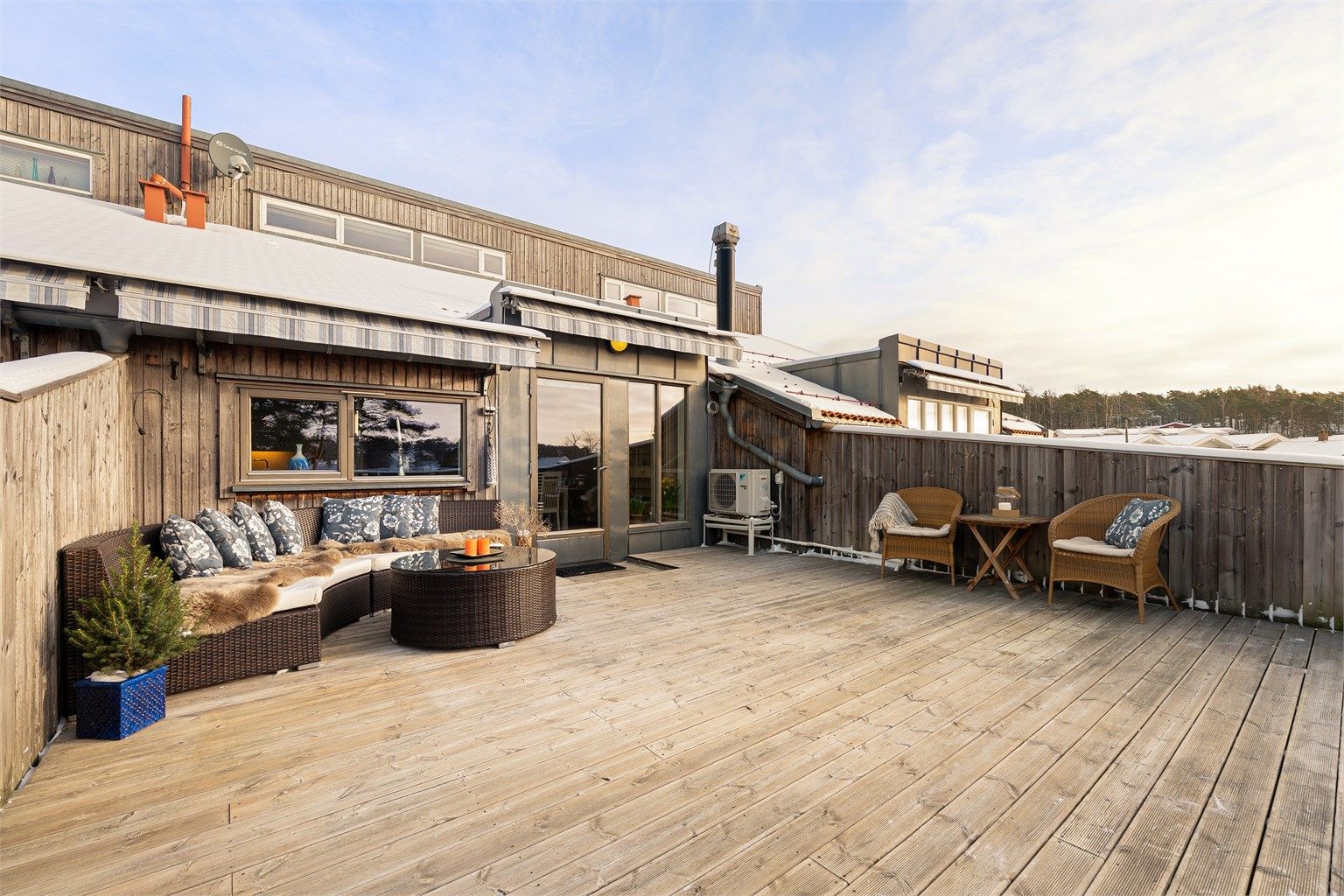 Leiligheten er hevet og usjenert  i forhold til omgivelsene, i den høye andre etasjen av KIWI-bygget på Skjærhalden. 
Fotograf; Kristoffer Kristiansen.