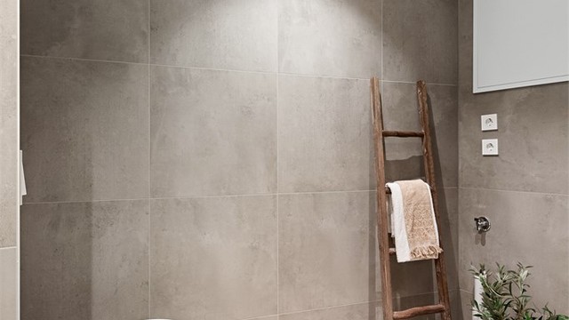 Badet er utstyrt med vegghengt toalett for et stilrent uttrykk og enklere renhold. Opplegg for vaskemaskin og tørketrommel.