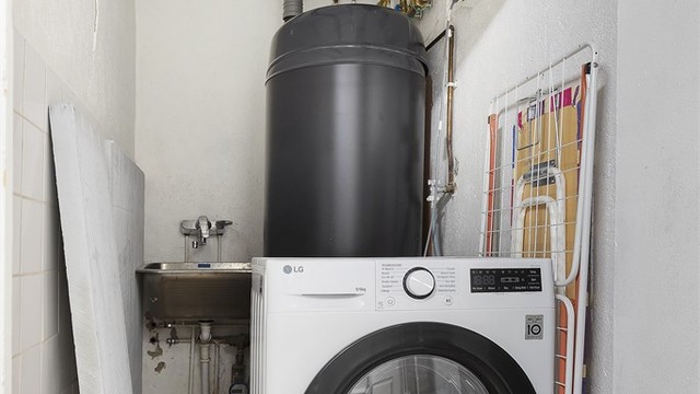 Rom benyttet som vaskerom med boligens hovedinntak for vann og en smartbereder fra 2022. (Rommet er på godkjente byggetegninger er betegnet som bod.)