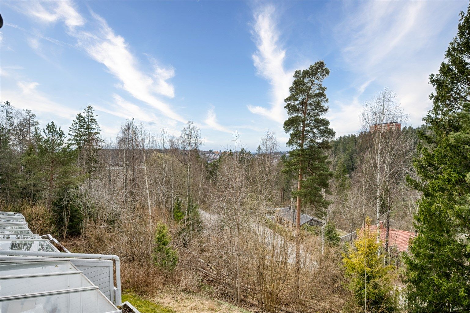 Fra leiligheten har du en åpen og grønn utsikt over nærområdet.