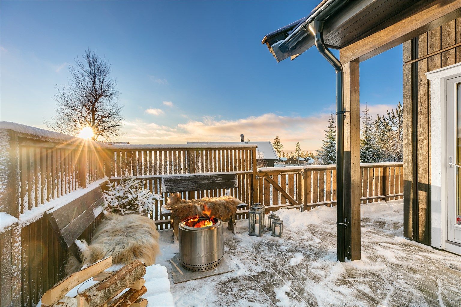 Terrassen har utebelysning, utvendig stikkontakt og markise (følger ikke med). 