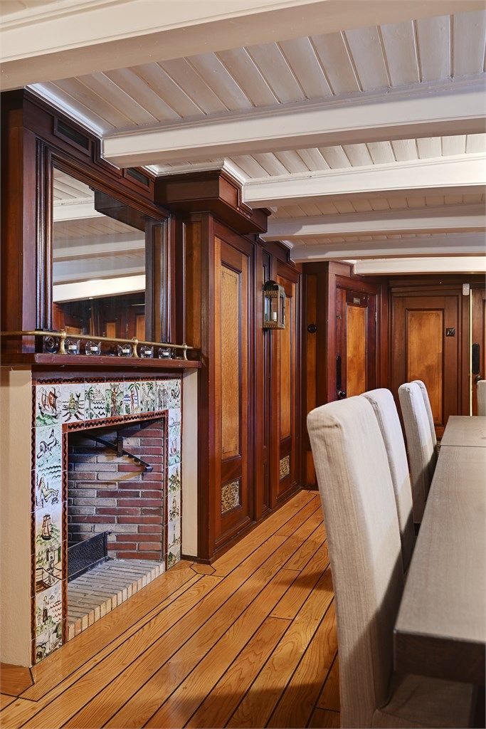 Peisen er omkranset av håndmalte fliser med maritime motiver. (Ikke godkjent til varig opphold)