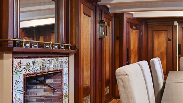 Peisen er omkranset av håndmalte fliser med maritime motiver. (Ikke godkjent til varig opphold)