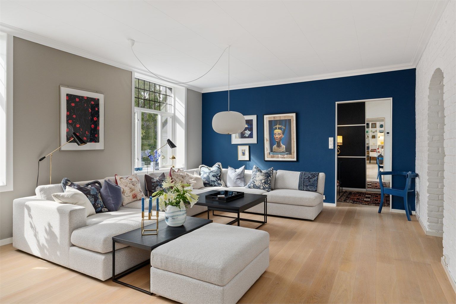 Stor og romslig stue med  store vindusflater mot syd
Foto: Hunter Visuals