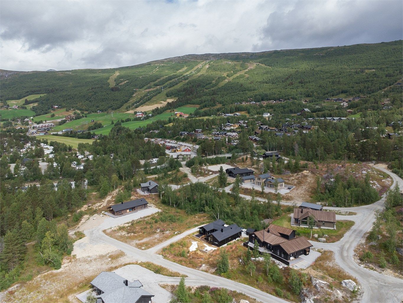 Gangavstand til Bjorli skisenter, butikk og restauranter.