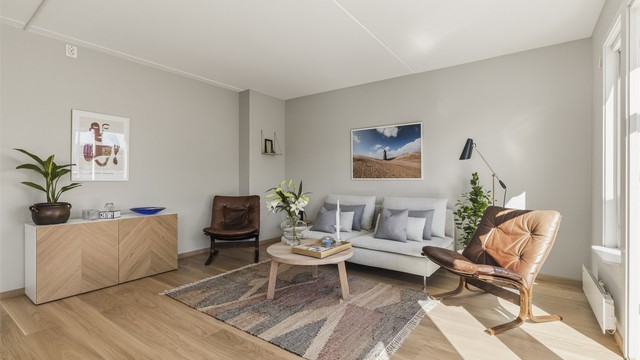 Plass til sofagruppe, tv-møblement og spisegruppe. Flott parkett på gulv som ble lagt i 2025