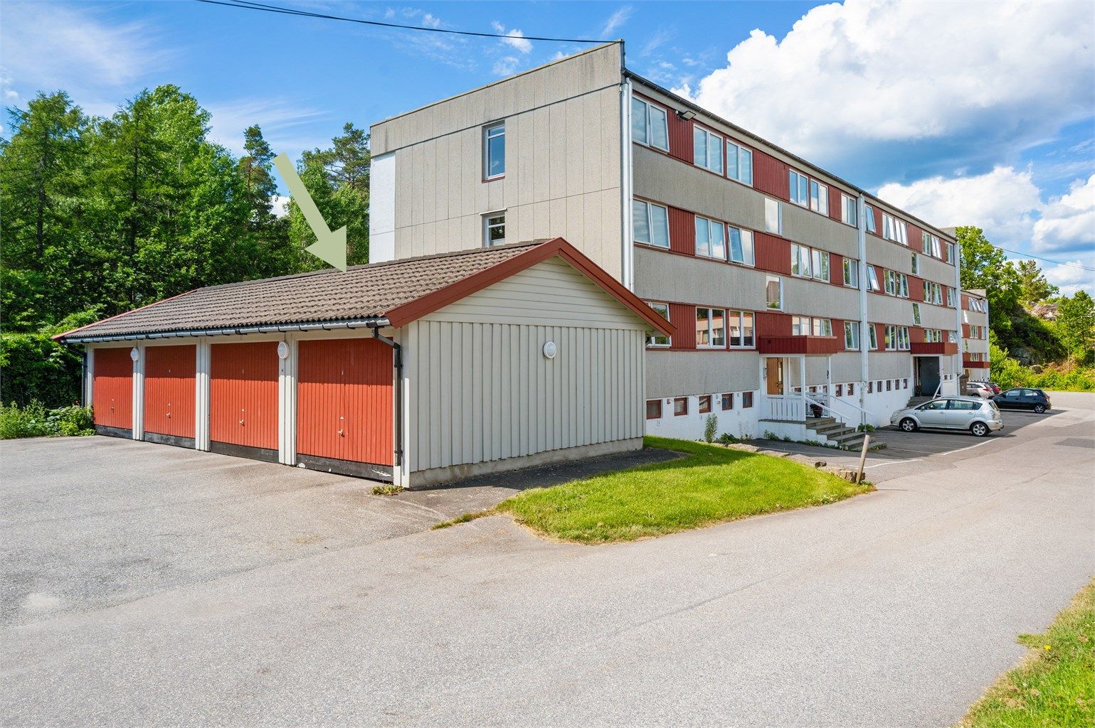 Egen garasjeplass i felles, frittstående garasjeanlegg.