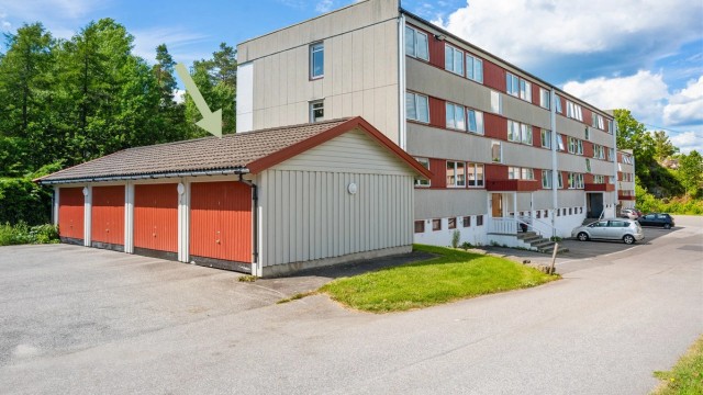 Egen garasjeplass i felles, frittstående garasjeanlegg.
