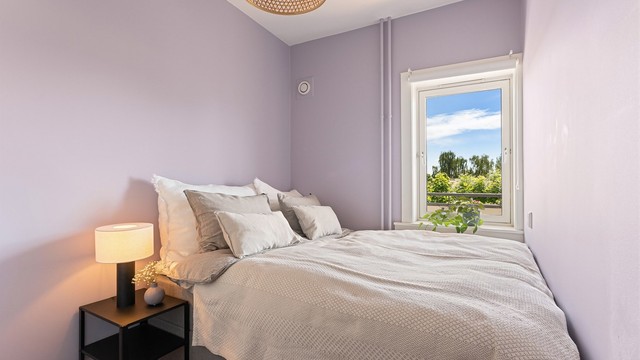 Soverom med plass til dobbeltseng og garderobeskap for oppbevaring.