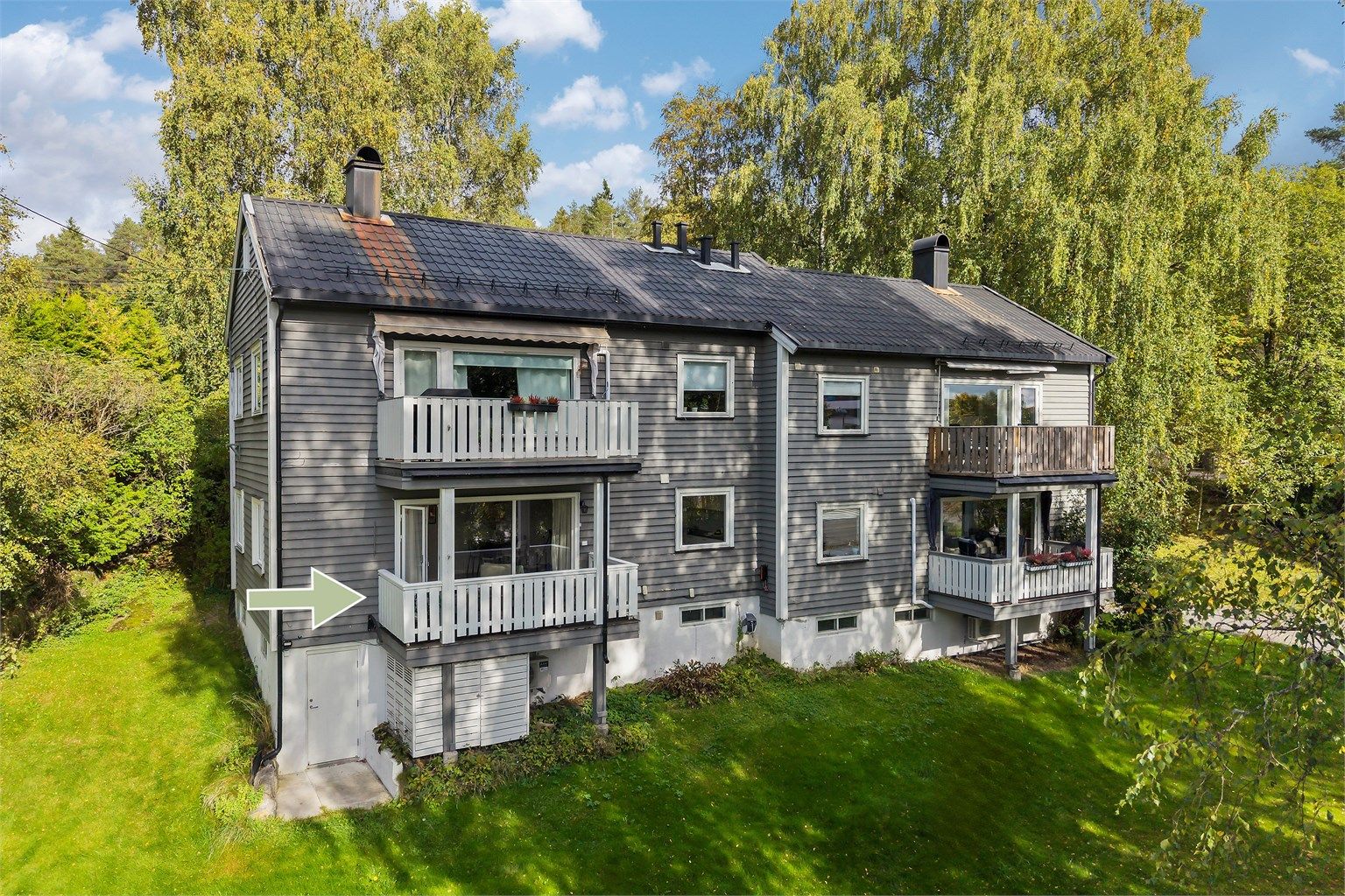 Leiligheten har en sentral og attraktiv beliggenhet på Hellerasten i Nordre Follo, i et veletablert og barnevennlig boligområde.