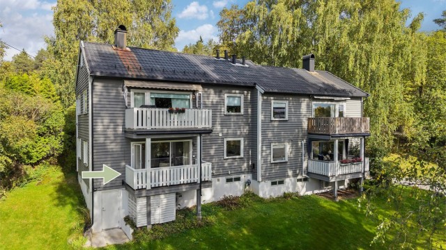 Leiligheten har en sentral og attraktiv beliggenhet på Hellerasten i Nordre Follo, i et veletablert og barnevennlig boligområde.