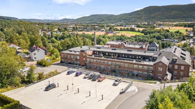 Under 1 km til idrettsanlegg, barnehage, barneskole og ungdomsskole.