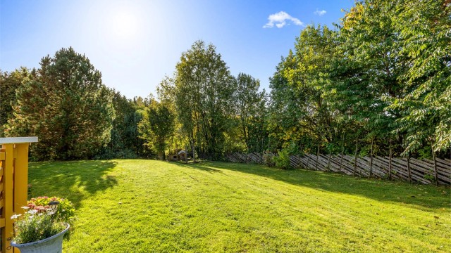 Stor og meget anvendelig hage - Både for lek og evt husdyr