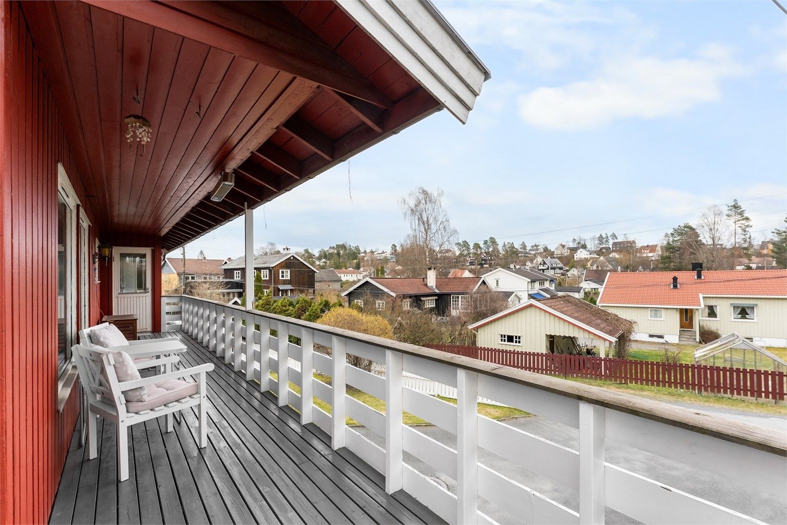 Pen og velholdt enebolig i blindvei med trivelige og solrike utearealer. Foto: Zovenfra AS