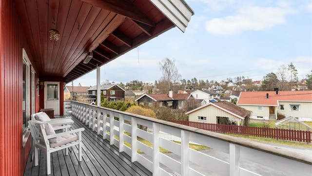 Pen og velholdt enebolig i blindvei med trivelige og solrike utearealer. Foto: Zovenfra AS