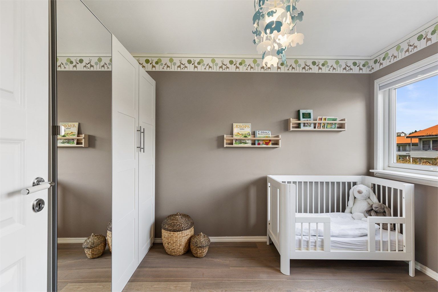 God plass til seng og garderobeskap.