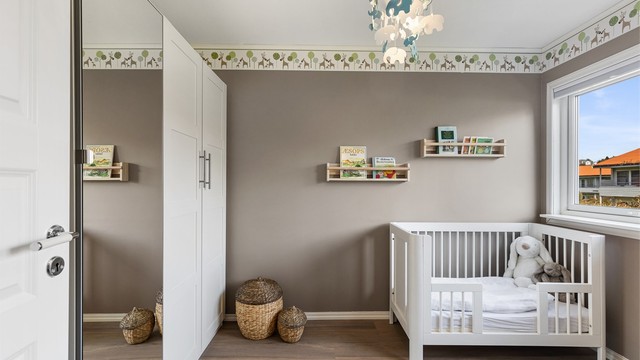 God plass til seng og garderobeskap.