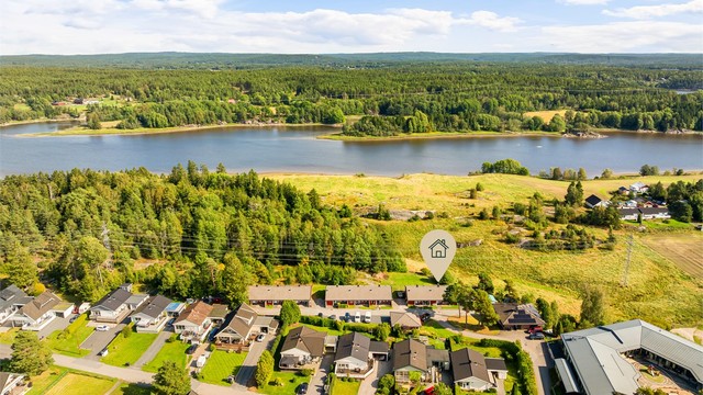 Rundt på øya finnes vakkert landskap og idylliske turveier langs elven. Til byen er det knappe 10 minutter å sykle.