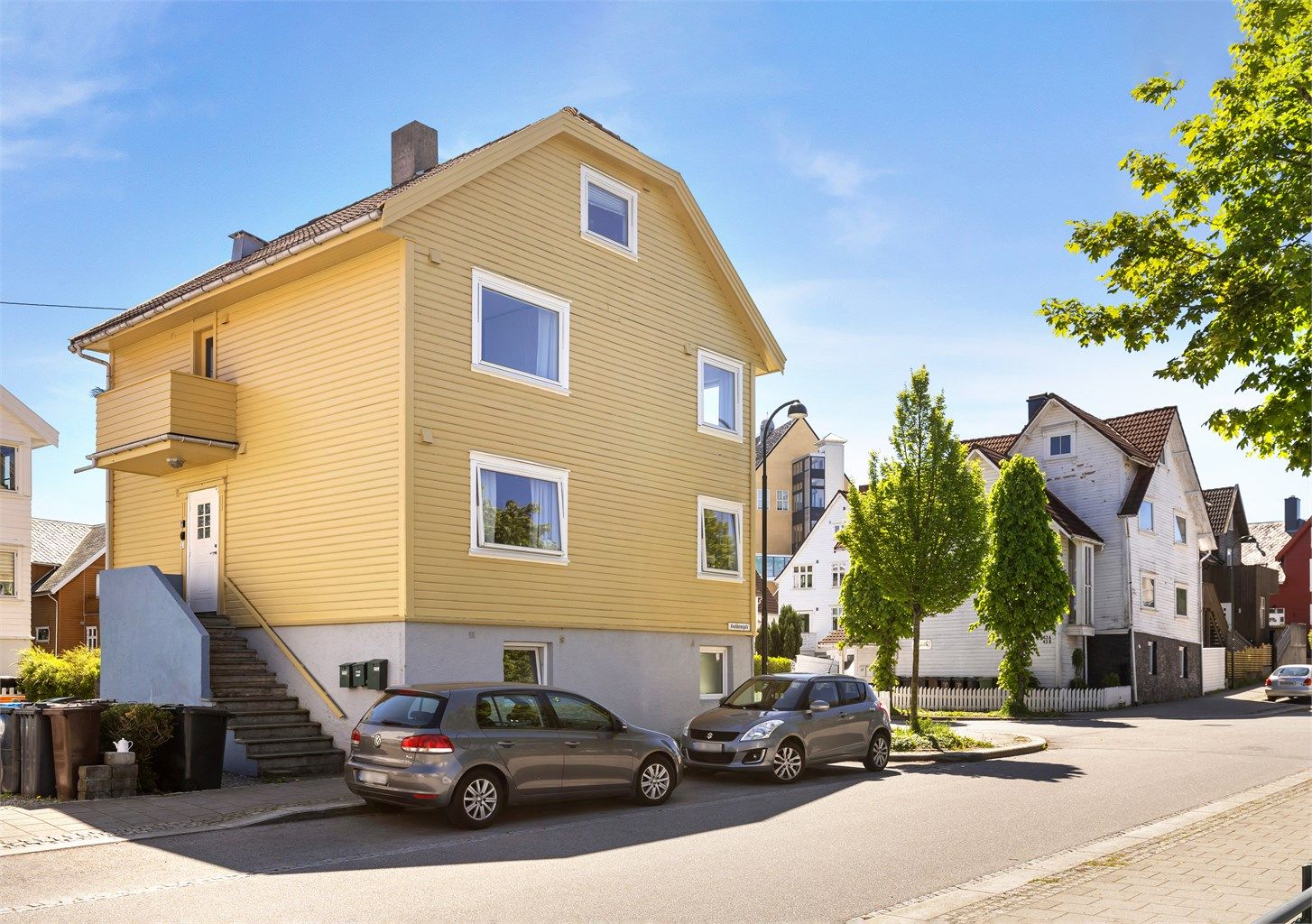 Rett utfor boligen er det fri gateparkering. Foto Marianne Lyse.
