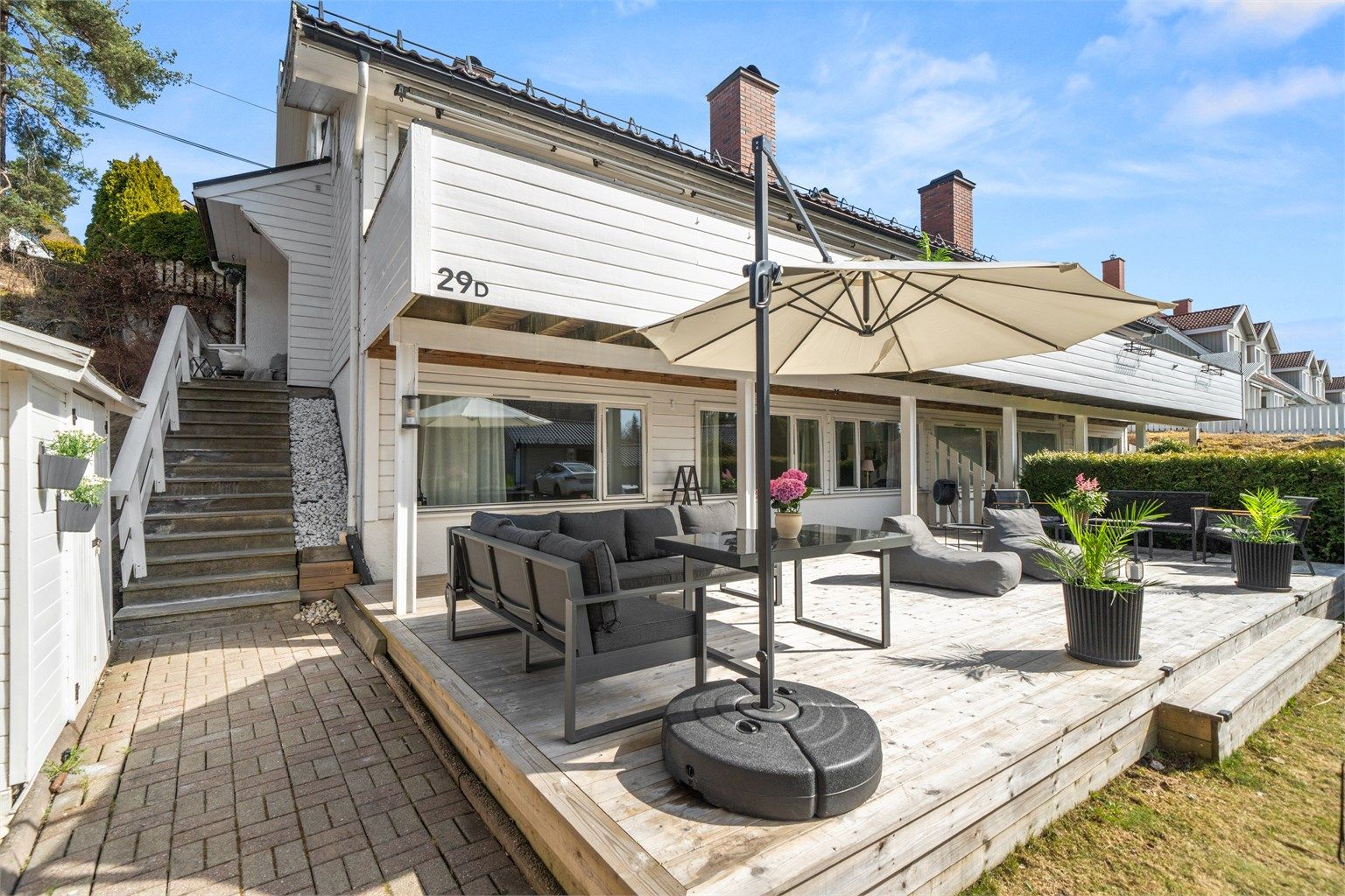 Leiligheten disponerer meget fine uteområder. Terrassen har medfølgende utebelysning