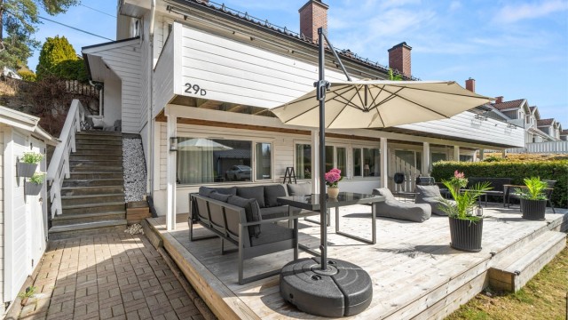 Leiligheten disponerer meget fine uteområder. Terrassen har medfølgende utebelysning