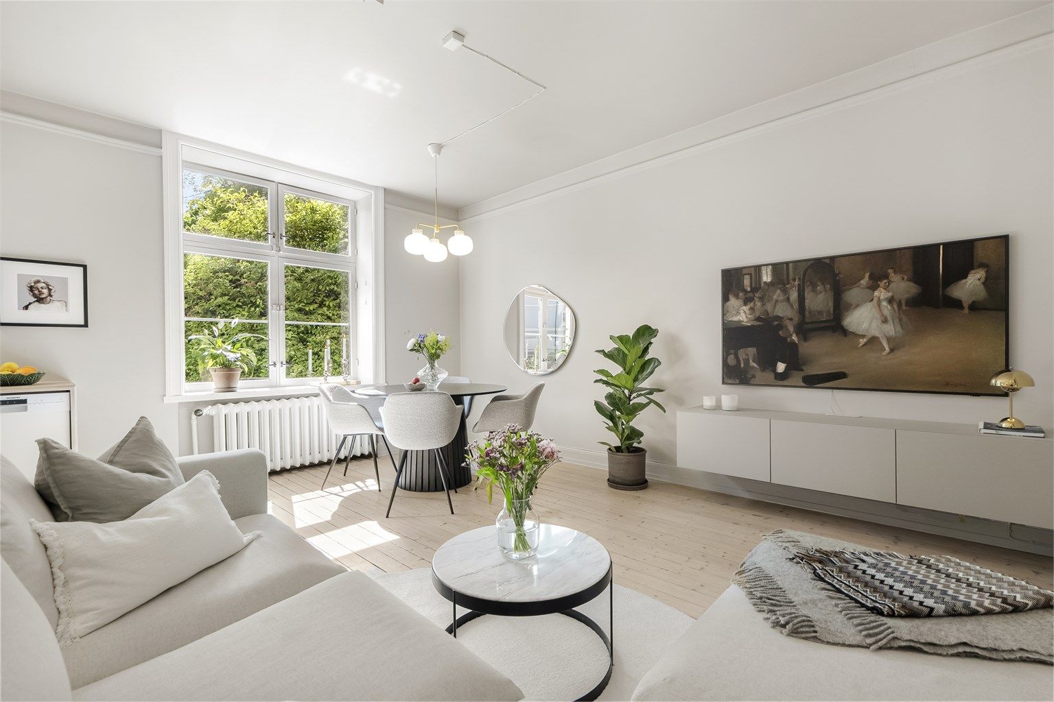 Boligen har en gjennomgående god standard og moderne bad fra 2020. 