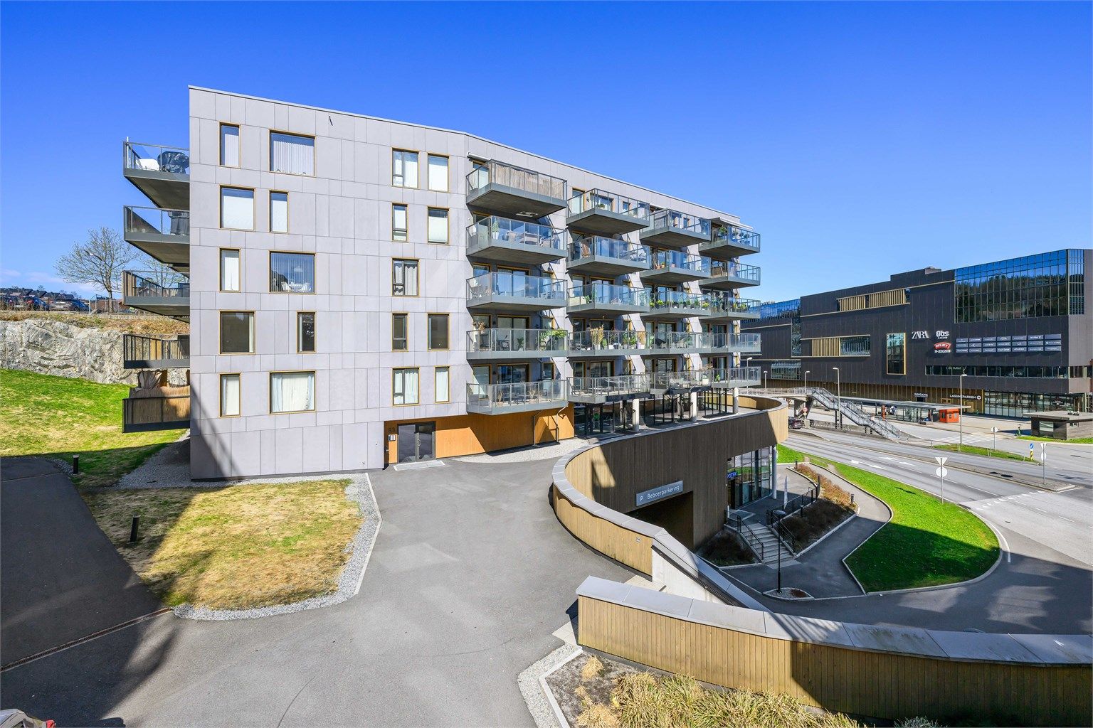 Sameiet Lagunetoppen ble ferdigstilt i 2021 og fremstår med fine opparbeidede fellesareal, gangveier, sittegrupper og gangveier.