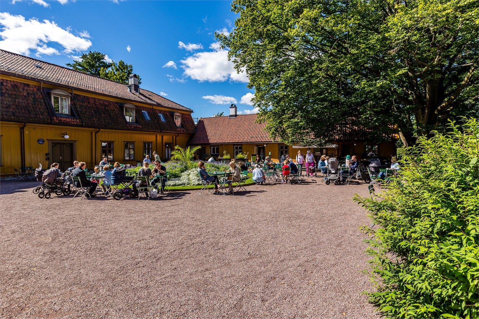 Hyggelig kafé på historiske Tøyen Hovedgård i Botanisk hage. Dagens våningshus ble bygget i 1679 og er trolig Oslos eldste stående tømmerbygning. 
