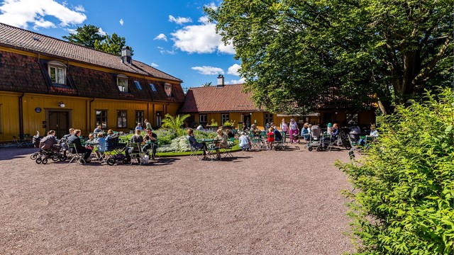 Hyggelig kafé på historiske Tøyen Hovedgård i Botanisk hage. Dagens våningshus ble bygget i 1679 og er trolig Oslos eldste stående tømmerbygning.