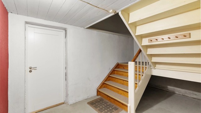 Kjelleretasjen har egen inngang via utvendig trapp i tillegg til intern trappeadkomst.