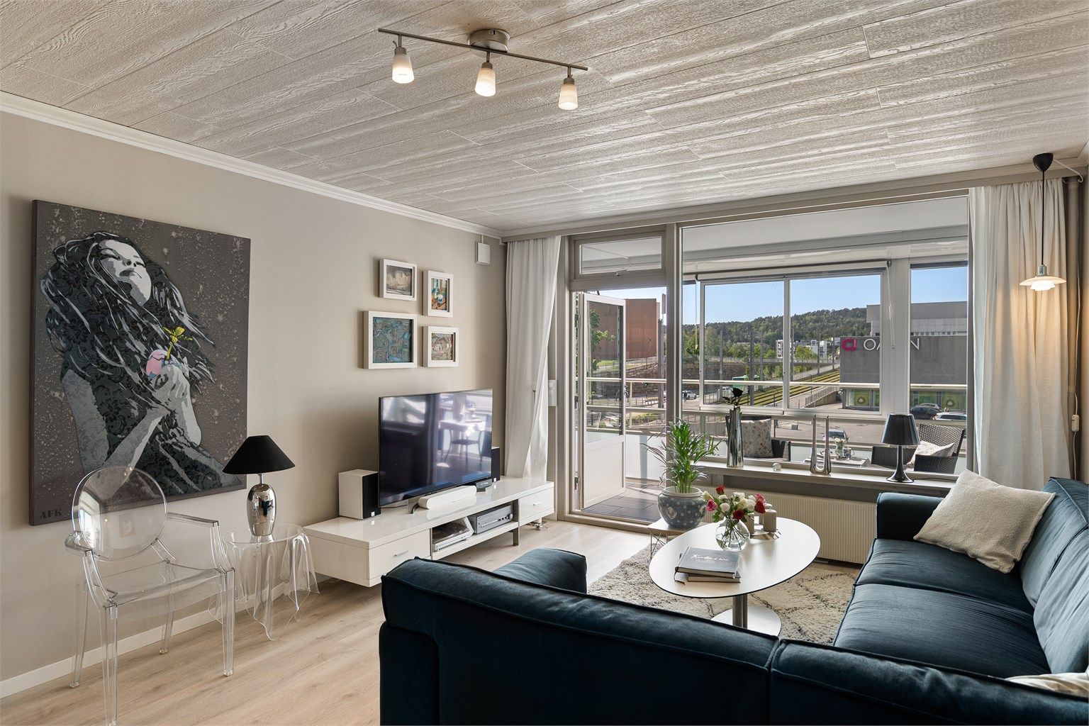 Fra stuen er det utgang til den vestvendte balkongen