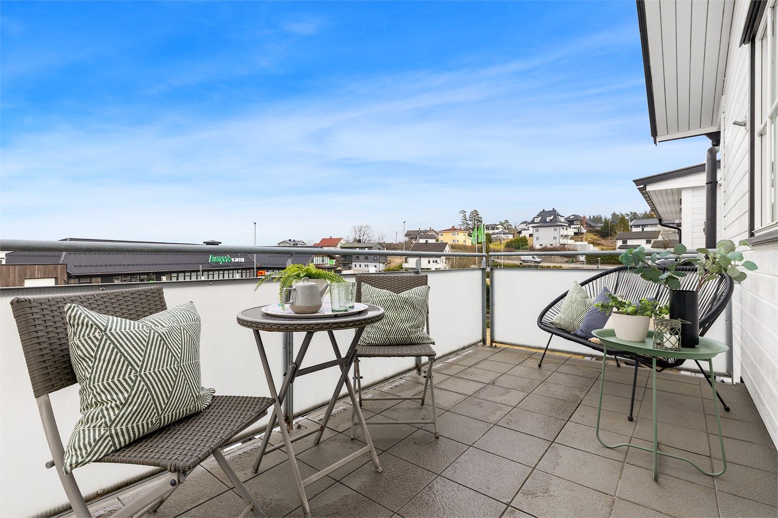 Den ene balkongen er på 9,4 m², og vender ut mot parkeringsplassen og nærområdet.