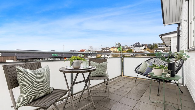 Den ene balkongen er på 9,4 m², og vender ut mot parkeringsplassen og nærområdet.