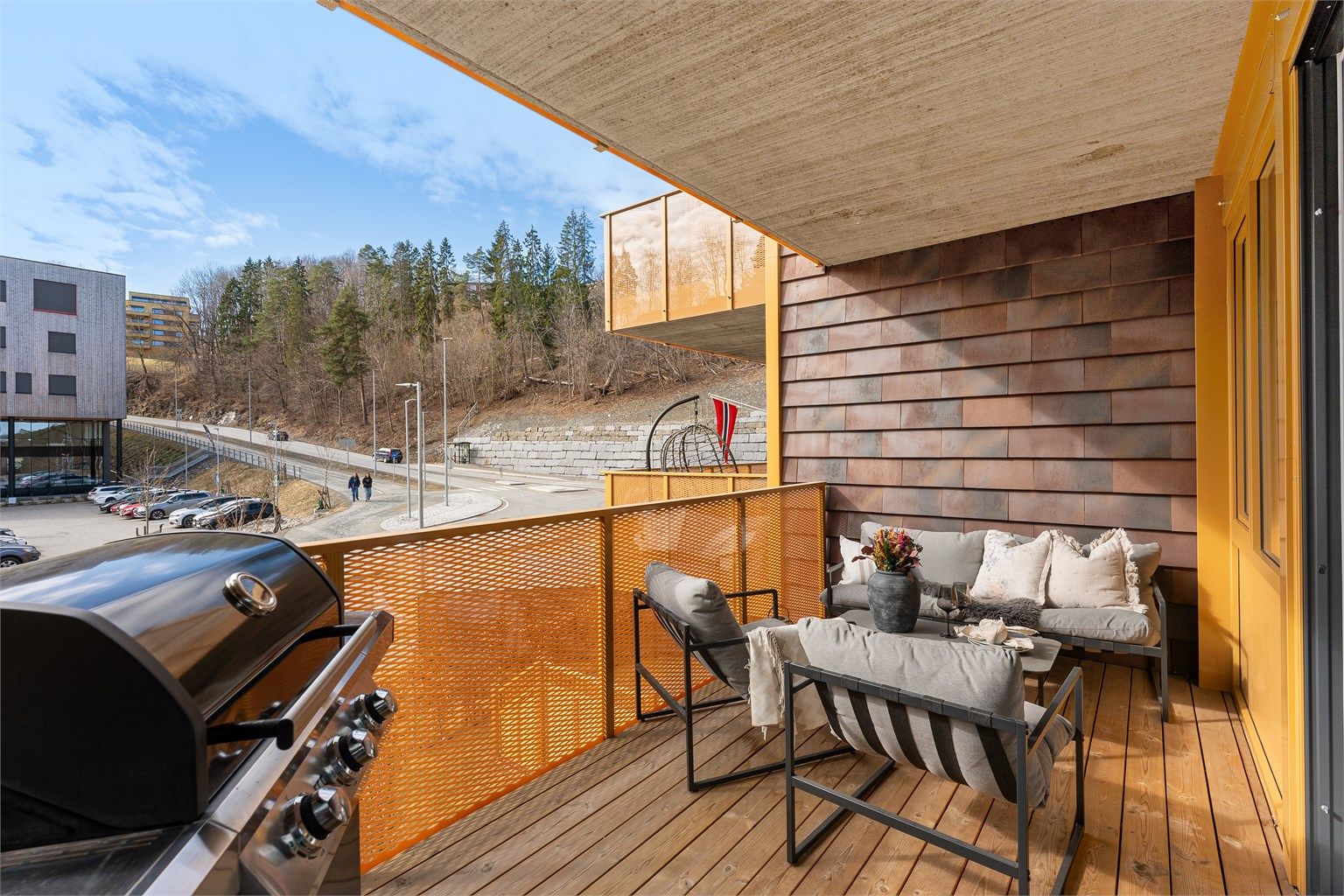 Balkongen har god plass til en sittegruppe og grill, og blir en naturlig forlengelse av stuen.