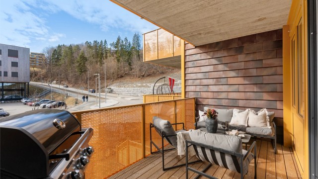 Balkongen har god plass til en sittegruppe og grill, og blir en naturlig forlengelse av stuen.
