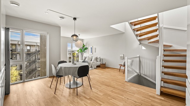 Den gjennomgående planløsningen gir en lys og luftig atmosfære.