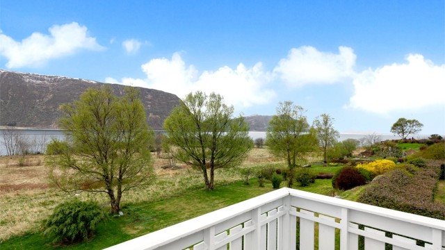 Eiendommen har gode solforhold, og uteplassene er orientert mot sør, vest og øst