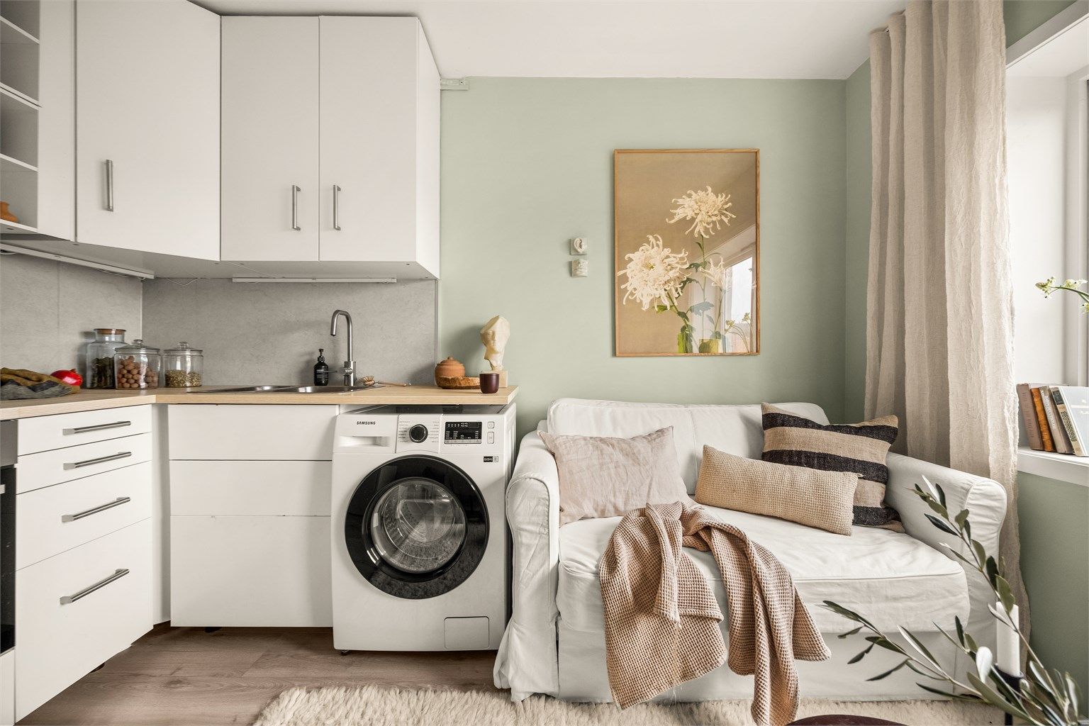 Leiligheten er enkel å innrede, med duse og behagelige nyanser som skaper en god atmosfære. 