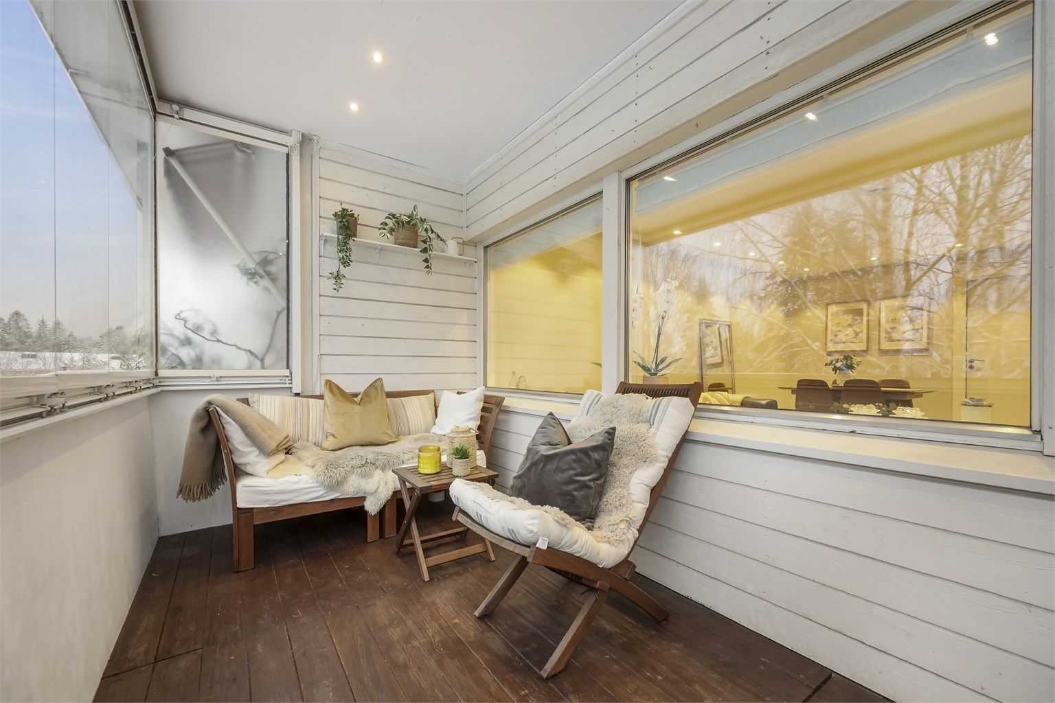 Utgang til sydvendt balkong på 8 kvm - som er innglasset.