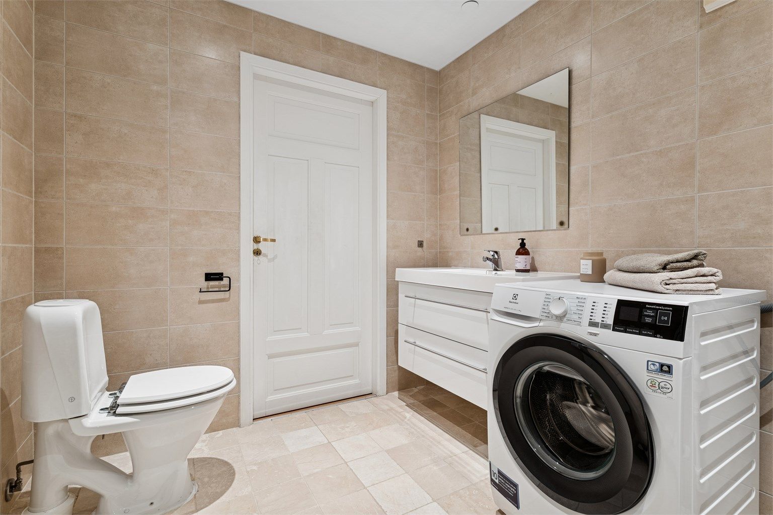 Rommet er utstyrt med servantinnredning, dusjkabinett, gulvstående toalett og opplegg for vaskemaskin. (Foto: EFKT v/Krisrtian Haug)