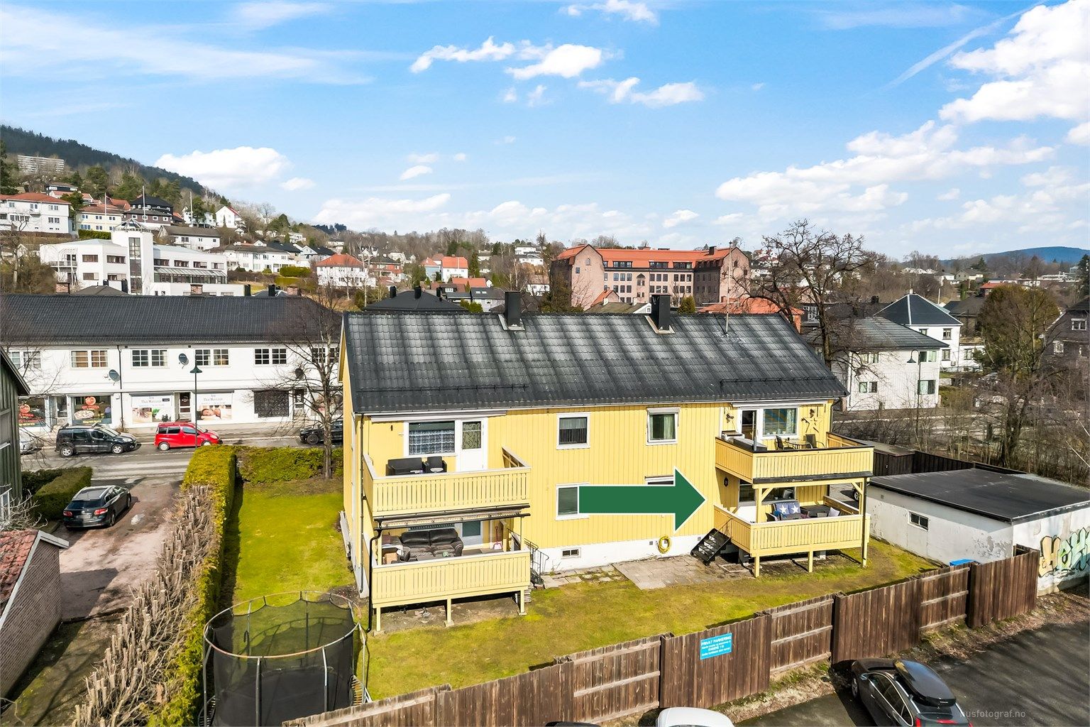 Videre er det trapp ned til felles hageområde.