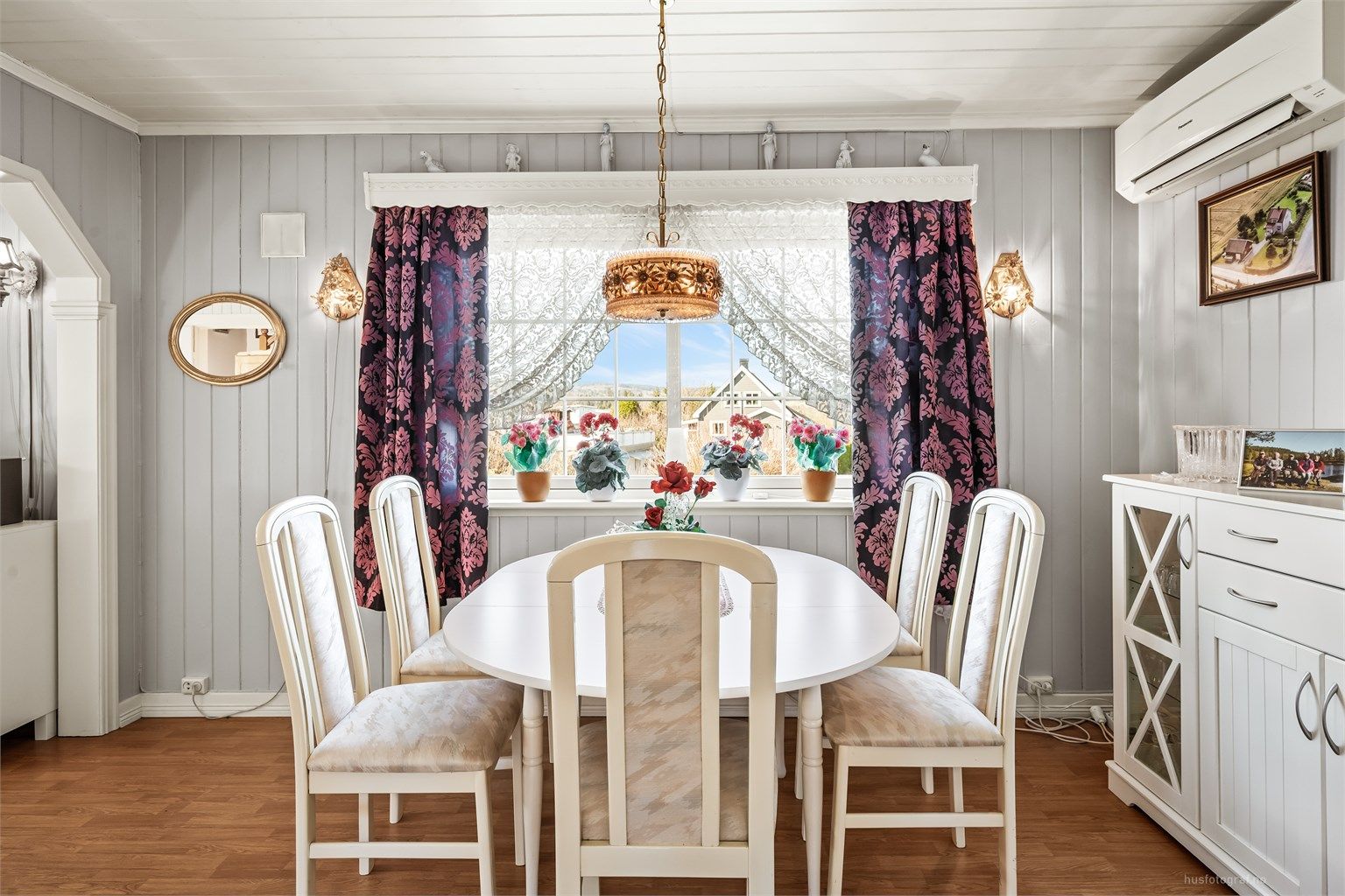 Store vindusflater gir godt med dagslys til spiseplassen.