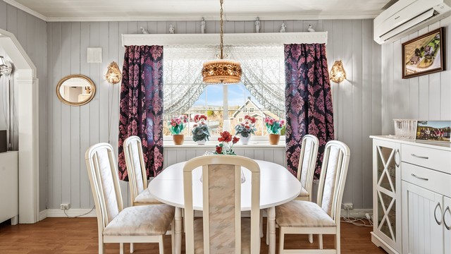 Store vindusflater gir godt med dagslys til spiseplassen.